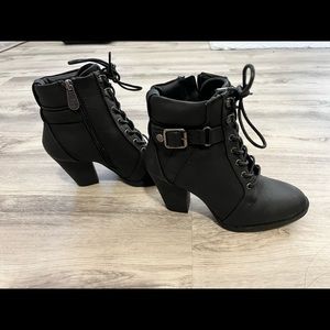 Daisy Fuentes booties